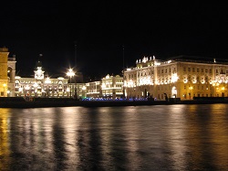 Noční pohled na Trieste z Molo Audace