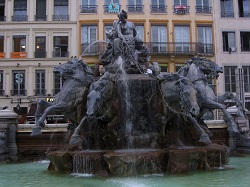 Fontána na Place des Terreaux v Lyonu