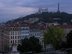 Pohled na katedrálu ze schodů Montée de la Grande-Cote