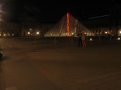 Pyramida v areálu Louvru