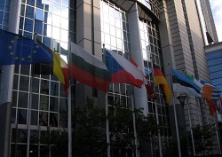 Vlajky před budovami Evropského parlamentu v Bruselu