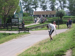 Farmáři v Zaanse Schans utekla koza