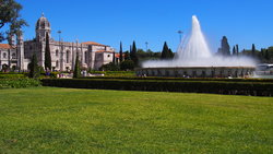 Jardim de Belém, v pozadí Mosteiro dos Jerónimos
