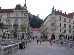 Tromostovje, v pozadí na kopci hrad